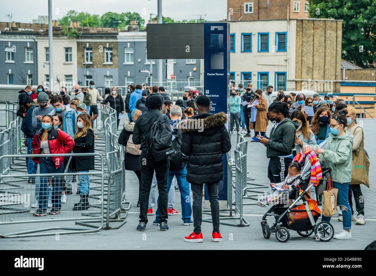 Londres, Royaume-Uni. 20 juin 2021. Une file d'attente constante à l'extérieur - centre de vaccination de masse au stade du club de football de Tottenham Hotspur, White Heart Lane, alors que la limite d'âge tombe aux adolescents dans la course pour se diriger vers la variante indienne. Crédit : Guy Bell/Alay Live News Banque D'Images