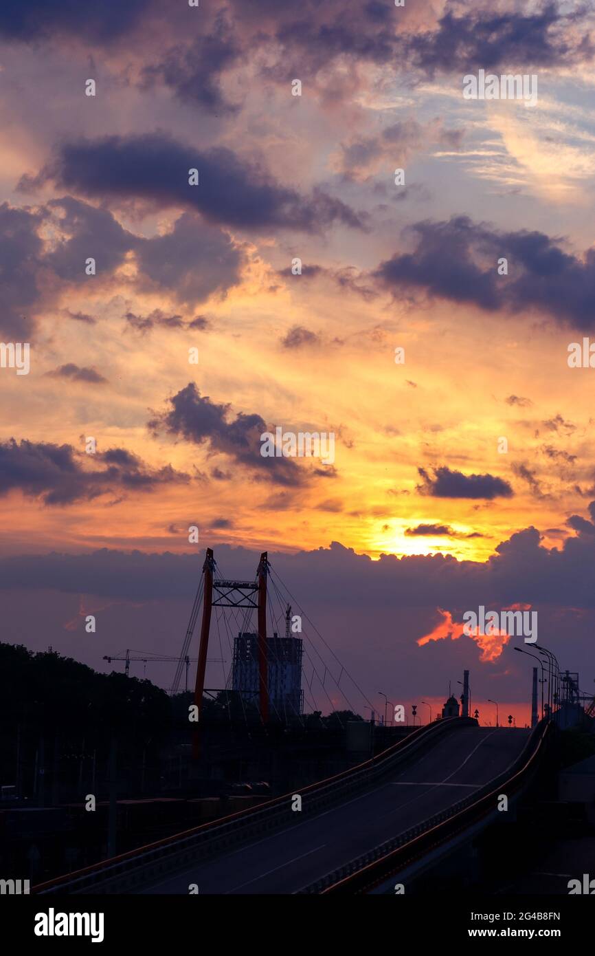 Ville en soirée et ciel de coucher de soleil. Odessa, Ukraine, juin 2021. Près du port de mer d'Odessa. Banque D'Images