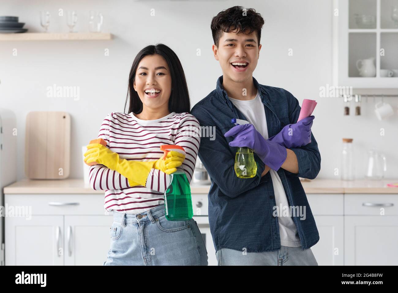 Homme et femme asiatiques heureux gardiens de maison appréciant le nettoyage Banque D'Images