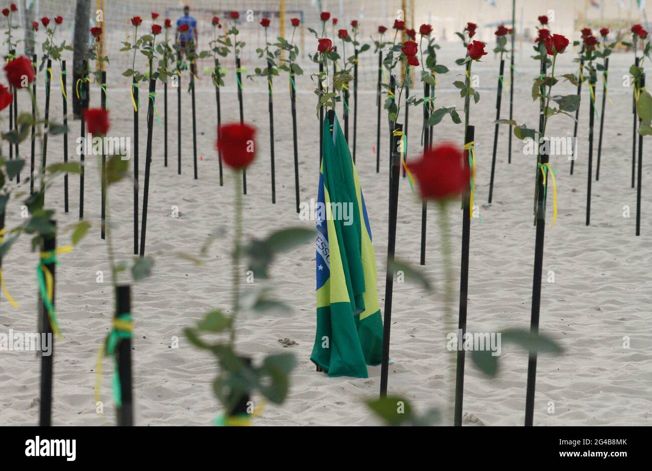 Rio de Janeiro, Rio de Janeiro, Brésil. 20 juin 2021. (INT) NGOââ‚ â â â â„ â rend hommage Ã 500,000 victimes de COVID-19 au Brésil. 20 juin 2021, Rio de Janeiro, Brésil: L'ONG Rio de Paz, affiliée au département d'information de l'ONU, exécute un acte avec un tapis de roses sur la plage de Copacabana en mémoire des 500 mille Brésiliens tués par Covid-19.Credit: Jose Lucena/Thenews2 Credit: Jose Lucena/TheNEWS2/ZUMA Wire/Alay Live News Banque D'Images