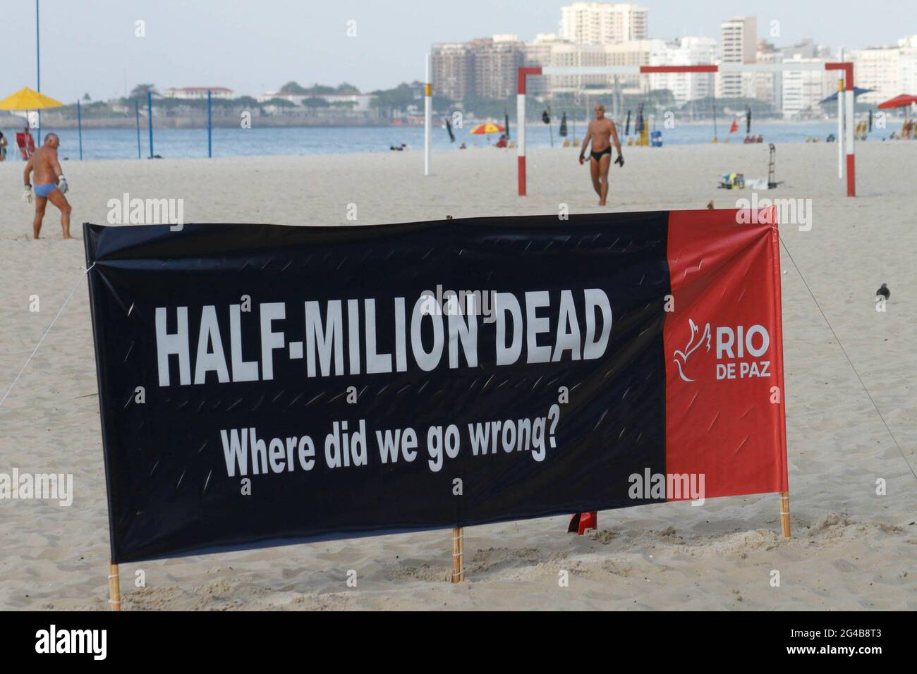 Rio de Janeiro, Rio de Janeiro, Brésil. 20 juin 2021. (INT) NGOââ‚ â â â â„ â rend hommage Ã 500,000 victimes de COVID-19 au Brésil. 20 juin 2021, Rio de Janeiro, Brésil: L'ONG Rio de Paz, affiliée au département d'information de l'ONU, exécute un acte avec un tapis de roses sur la plage de Copacabana en mémoire des 500 mille Brésiliens tués par Covid-19.Credit: Jose Lucena/Thenews2 Credit: Jose Lucena/TheNEWS2/ZUMA Wire/Alay Live News Banque D'Images