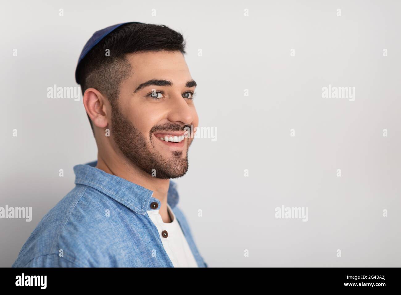 Gros plan portrait d'un juif souriant dans la kippa Banque D'Images