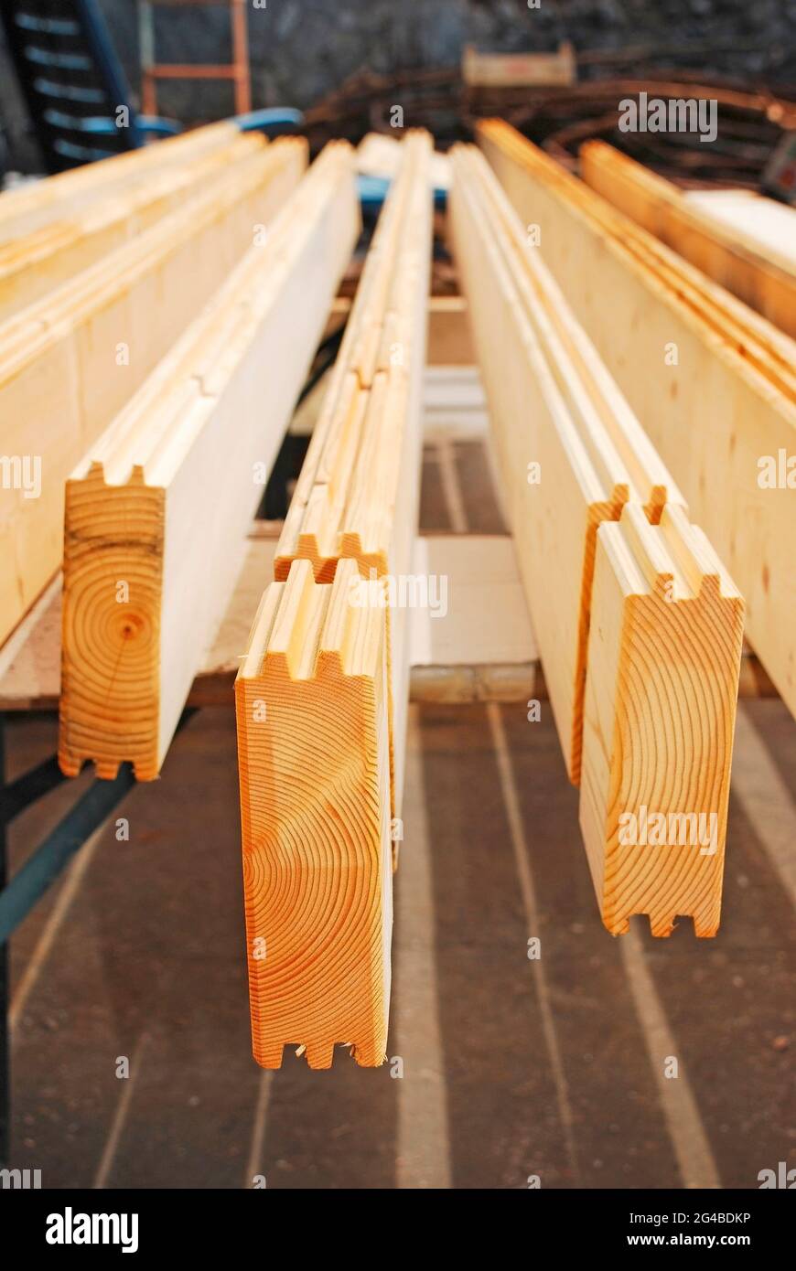 Poutres en bois pour la construction d'une cabine préfabriquée en bois. Ils ont été disposés au soleil pour sécher après avoir été traités avec un bois de préservation Banque D'Images