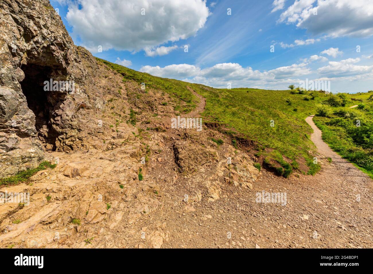 Le sentier qui passe devant l'entrée de la grotte de l'image de fond dans les collines de Malvern, Herefordshire / Worcestershire Banque D'Images