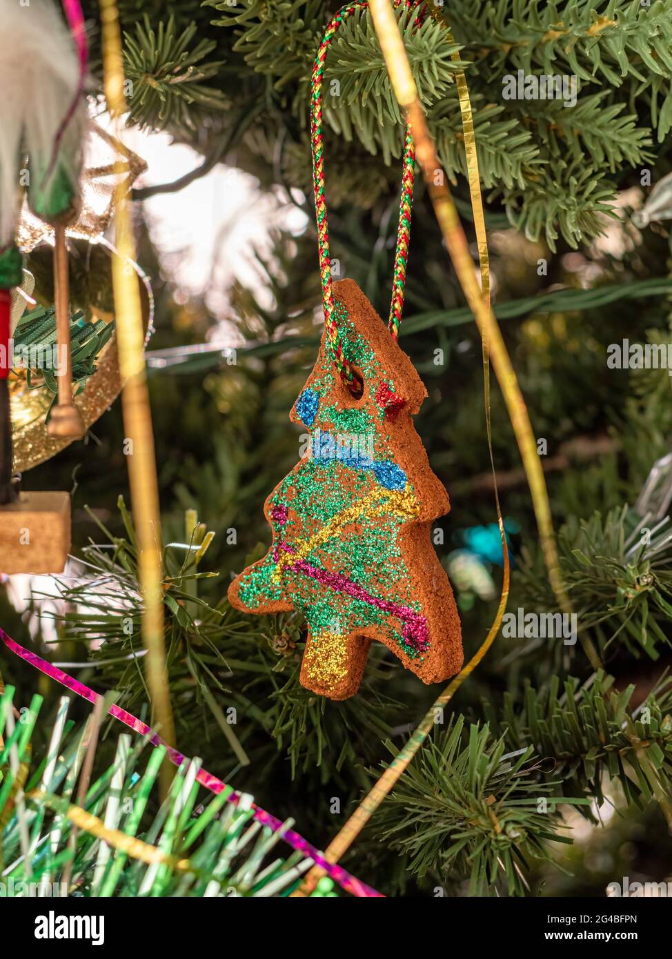 Décoration d'arbre à biscuit de pain de gingembre sur la chelle d'arbre de Noël Banque D'Images