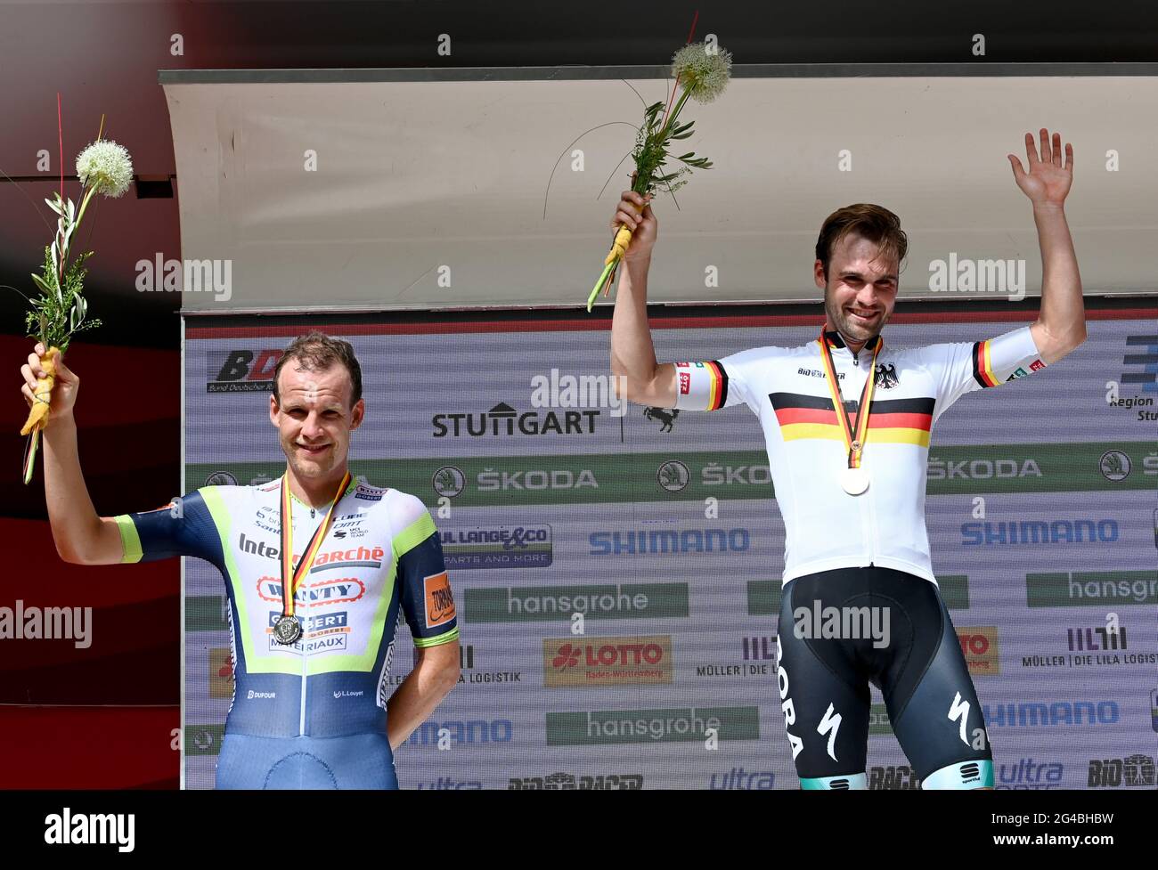 Stuttgart, Allemagne. 20 juin 2021. Cyclisme: Championnat allemand, course sur route, hommes. Le gagnant Maximilian Schachmann (r) de Team Bora Hansgrohe est sur le podium à côté du gagnant Jonas Koch (l) de Team Intermarche - Wanty - Gobert M lors de la cérémonie de remise des prix. Credit: Bernd Weissbrod/dpa/Alay Live News Banque D'Images