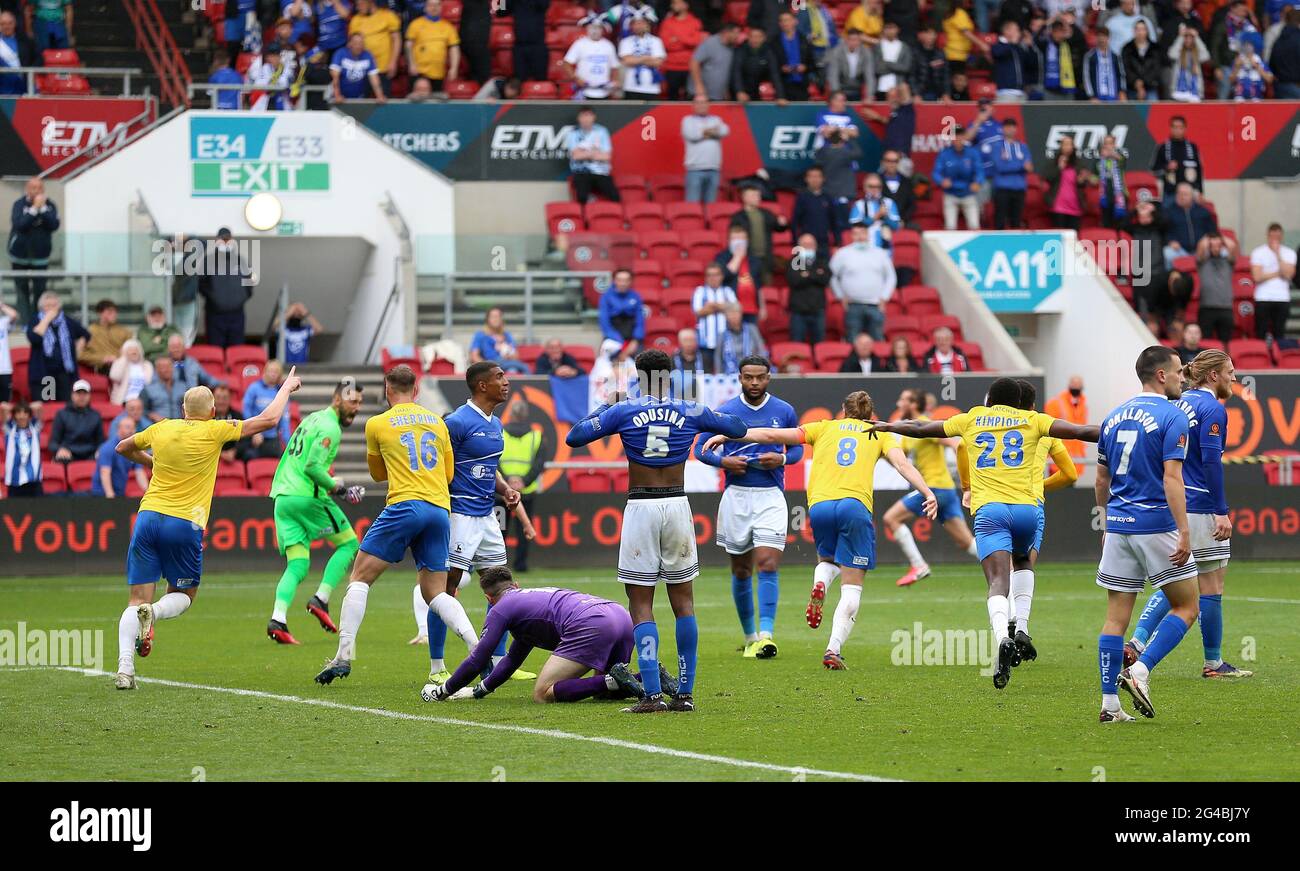 Les joueurs de Hartlepool United apparaissent découragés le gardien de but de Torquay Lucas Covolan a marqué un égaliseur tardif en temps d'arrêt lors de la finale de la Ligue nationale de Vanarama à Ashton Gate, Bristol. Banque D'Images