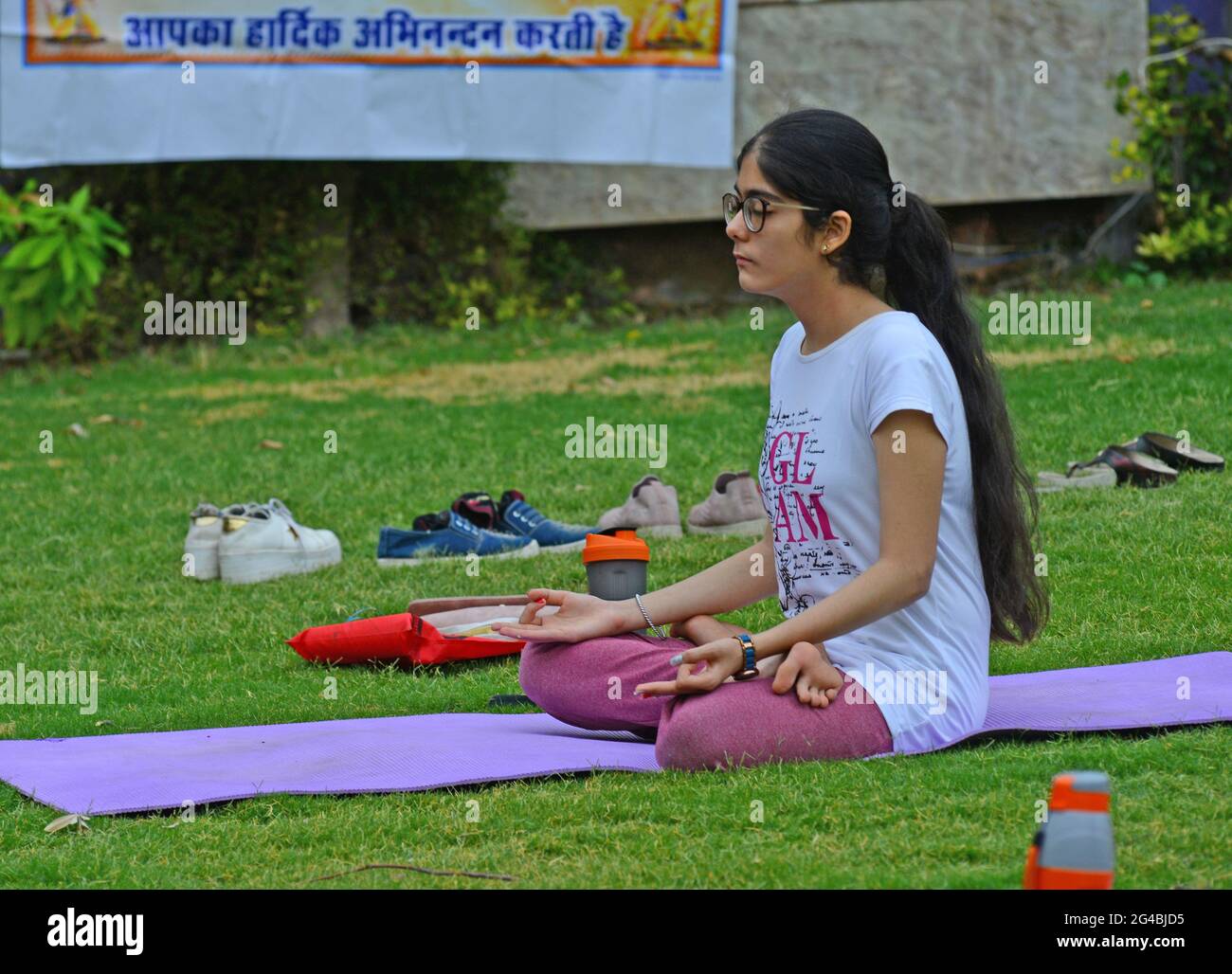 Une fille indienne effectue le yoga à la veille de la Journée internationale de yoga à Beawar. La journée du yoga est célébrée chaque année le 21 juin depuis 2015. Le yoga est une pratique physique, mentale et spirituelle qui est née en Inde. Le gouvernement indien a annoncé que le thème spécial de la Journée internationale du Yoga 2021 est le Yoga pour le mieux-être. (Photo de Sumit Saraswat/Pacific Press/Sipa USA) Banque D'Images