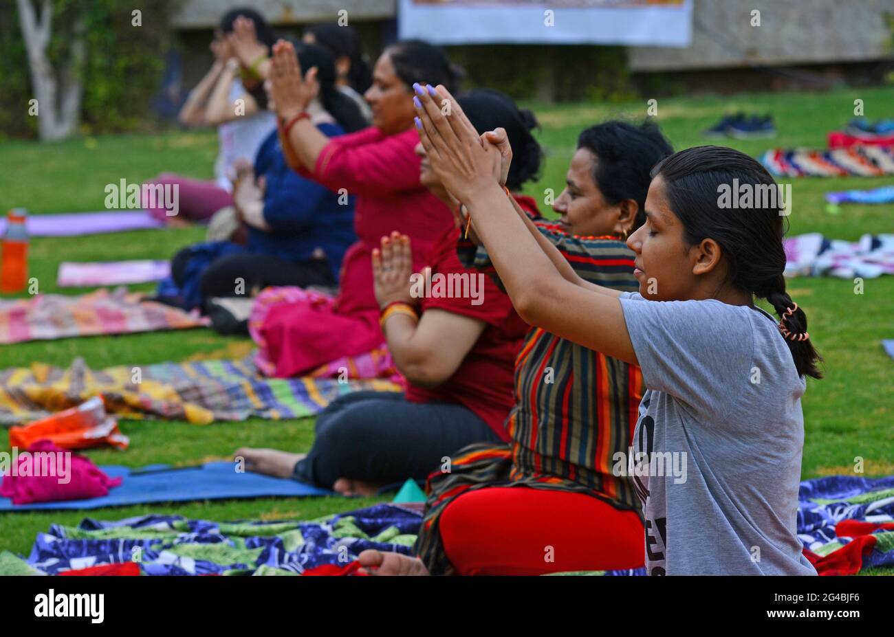 Les femmes indiennes effectuent du yoga à la veille de la Journée internationale de yoga à Beawar. La journée du yoga est célébrée chaque année le 21 juin depuis 2015. Le yoga est une pratique physique, mentale et spirituelle qui est née en Inde. Le gouvernement indien a annoncé que le thème spécial de la Journée internationale du Yoga 2021 est le Yoga pour le mieux-être. (Photo de Sumit Saraswat/Pacific Press/Sipa USA) Banque D'Images