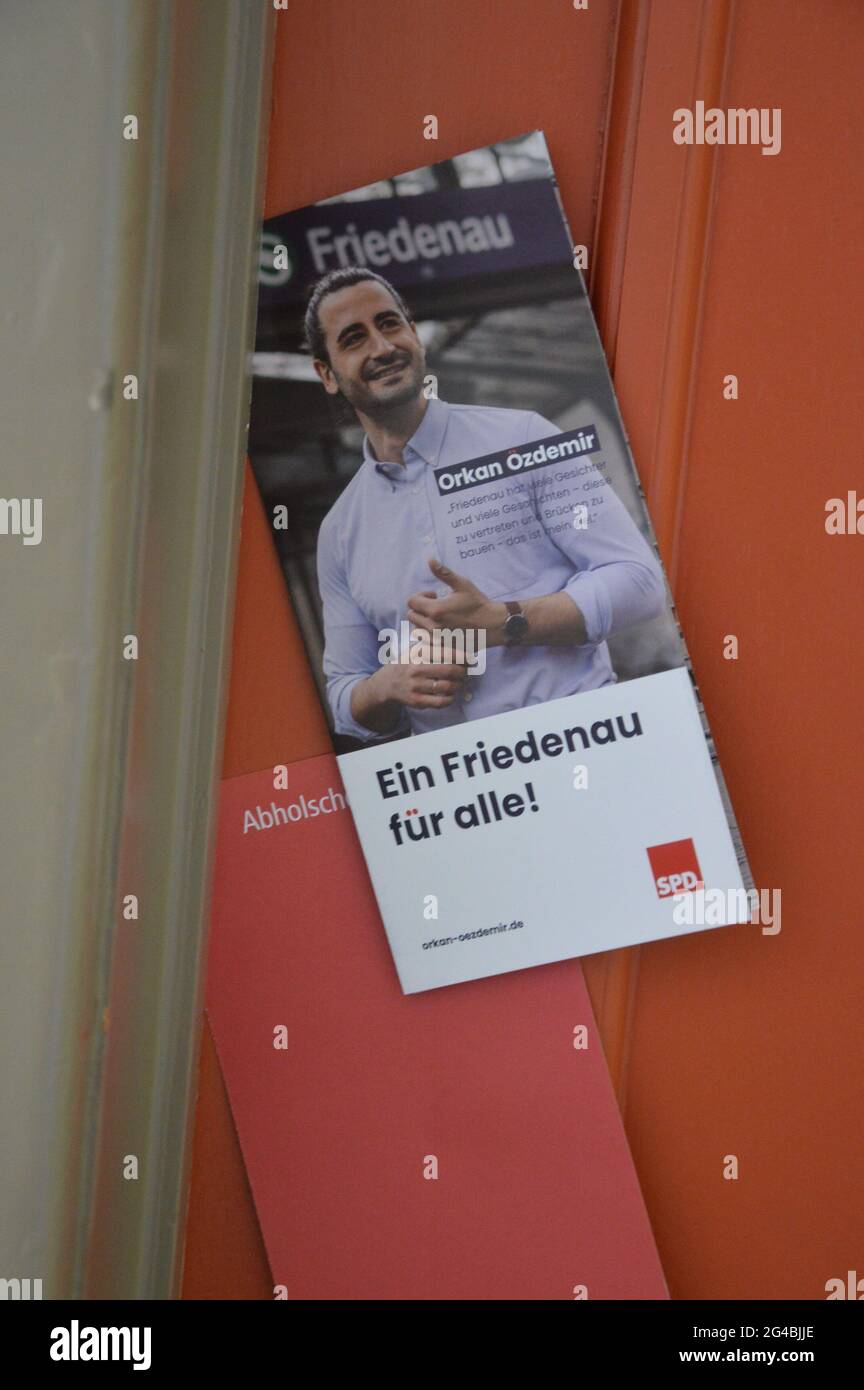 Prospectus de porte du candidat Orkan Özdemir pour l'élection de l'Etat de Berlin 2021 - juin 2021 Banque D'Images