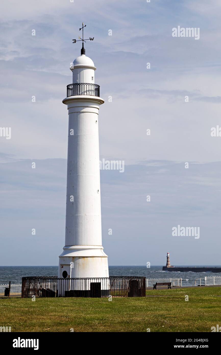 Le White Lighhouse et le Roker Lighthouse à Sunderland, en Angleterre. La plage de sable est vue par une belle journée d'été. Banque D'Images