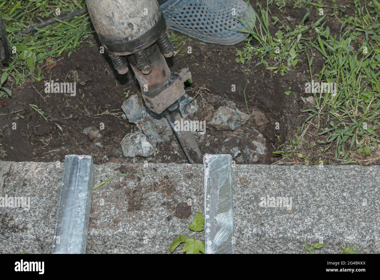 Un handyman éclate une vieille structure en béton avec un marteau à inertie électrique. Gros plan. Banque D'Images