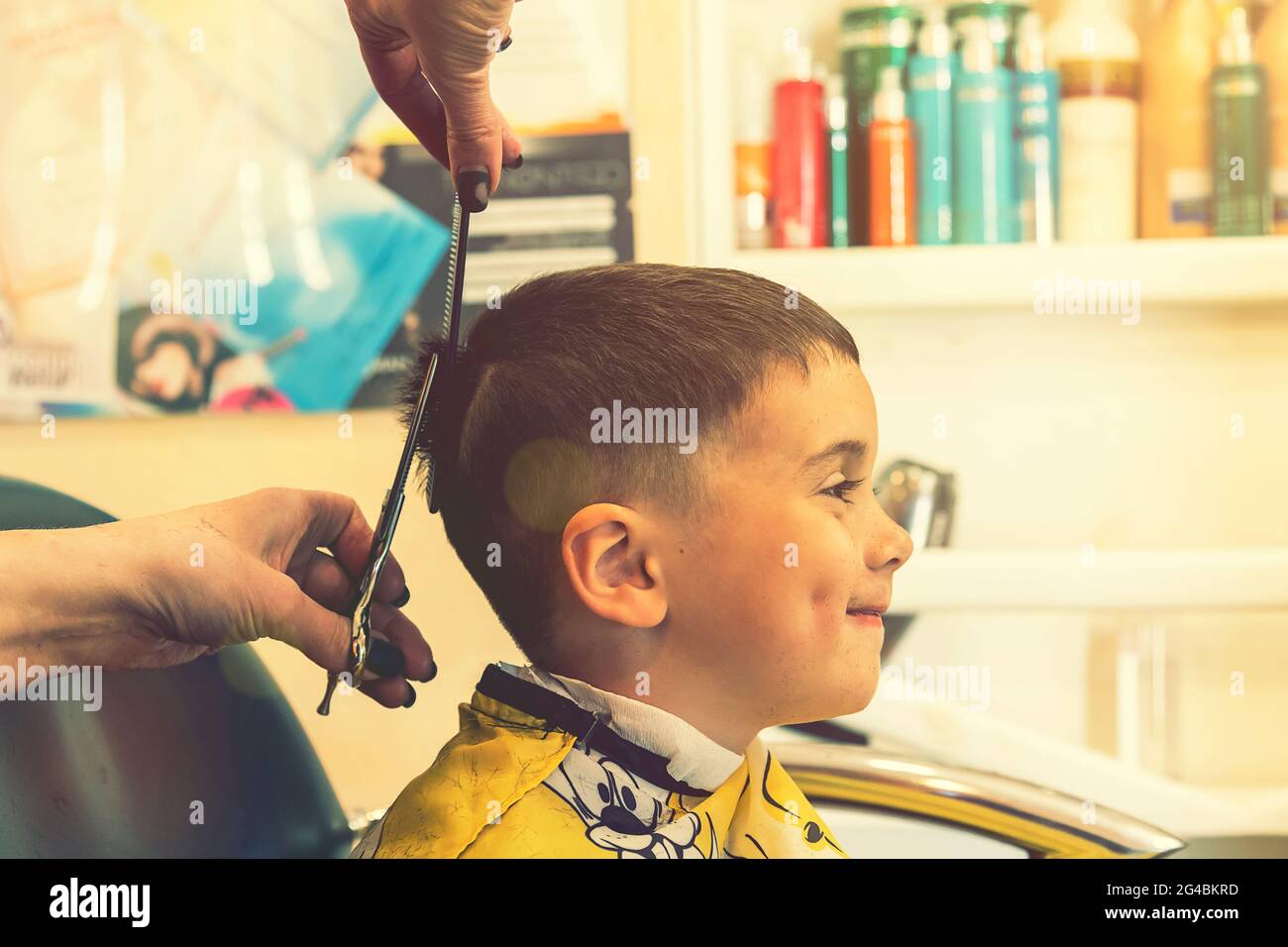 Petit Garcon Ayant Une Coupe De Cheveux Au Salon De Coiffure Enfants Coiffeur Avec Des Ciseaux Et Le Peigne Est De Couper Petit Garcon Un Adorable Garcon D Age Prescolaire Photo Stock Alamy