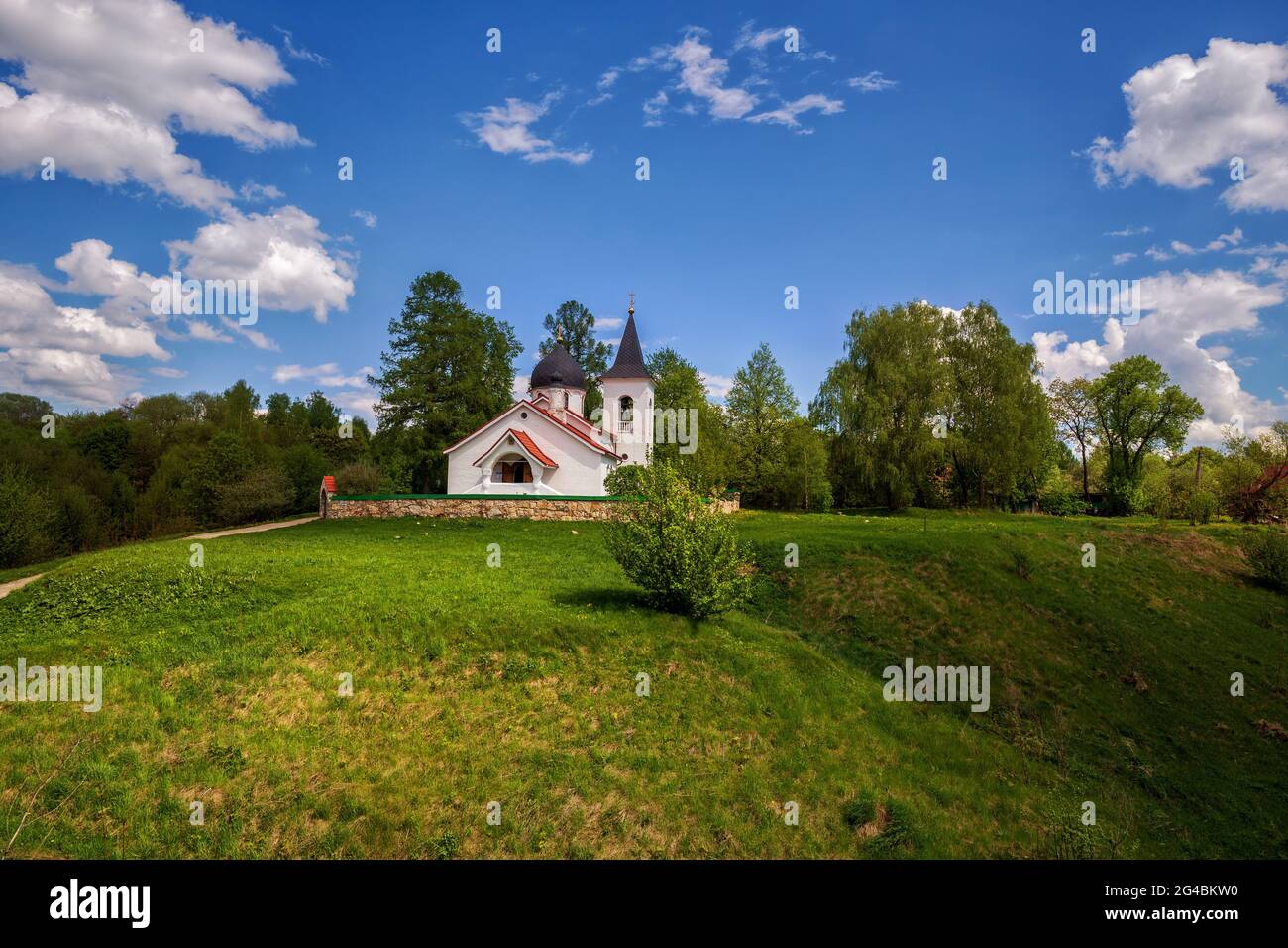 Paysage d'été pittoresque. Église de la Sainte Trinité dans le village de Bekhovo près du domaine de Polenovo. Région de Tula, Russie. Banque D'Images