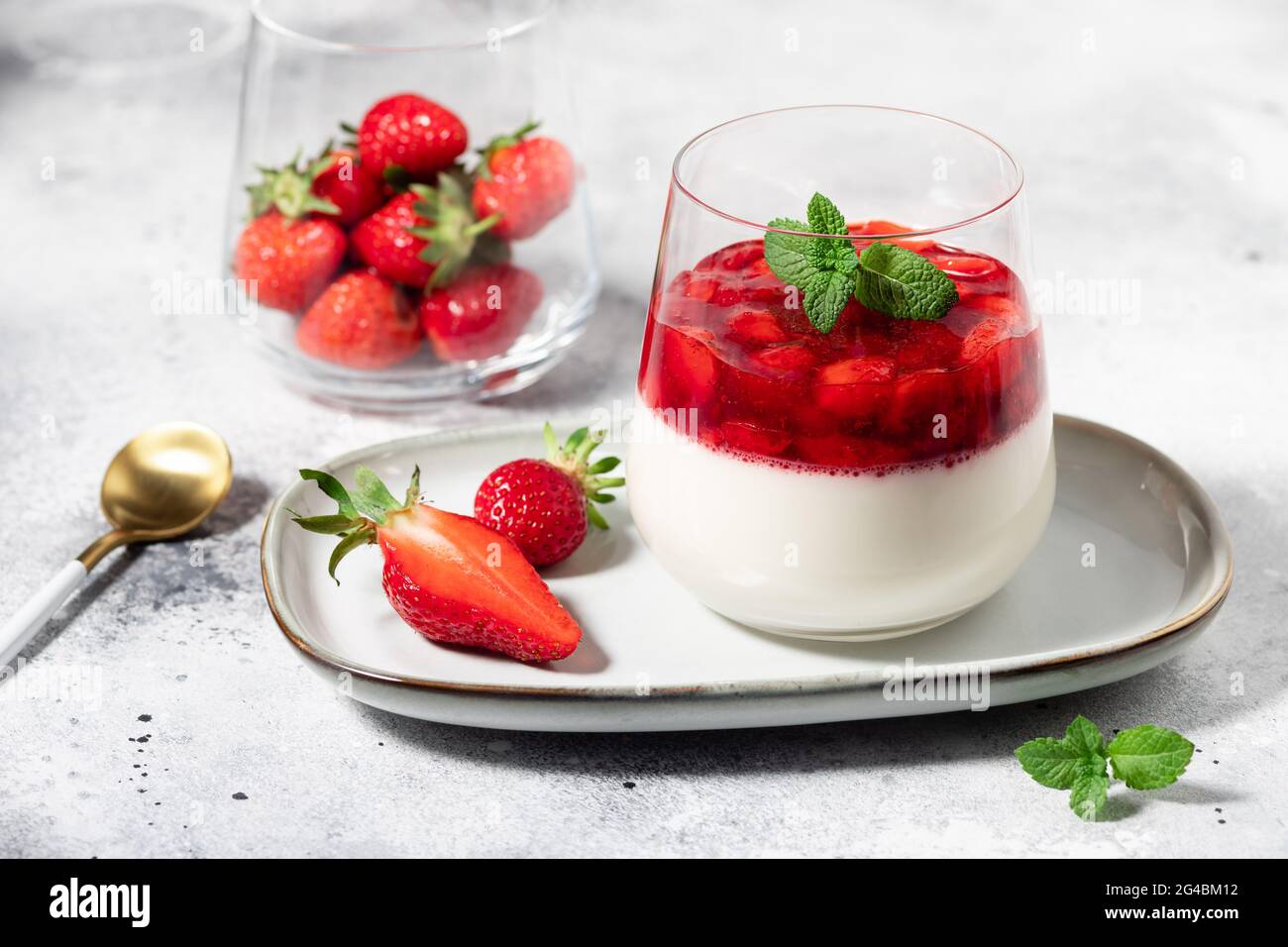 Panna cotta vegan à la noix de coco et aux fraises en verre Banque D'Images