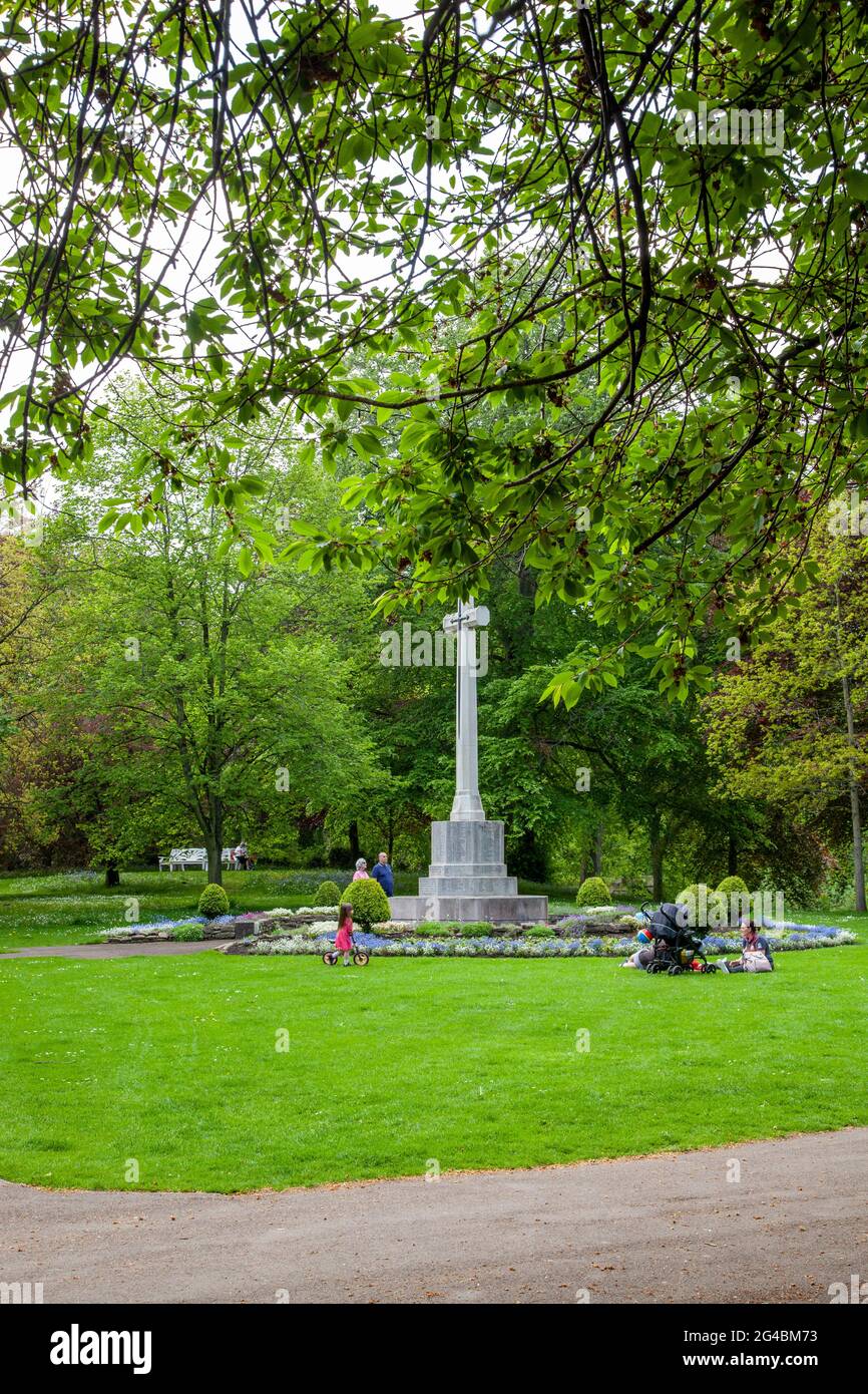 Les gens dans le parc près du monument commémoratif de guerre du cénotaphe dans la ville de Northumberland, Hexham, Angleterre, Royaume-Uni Banque D'Images