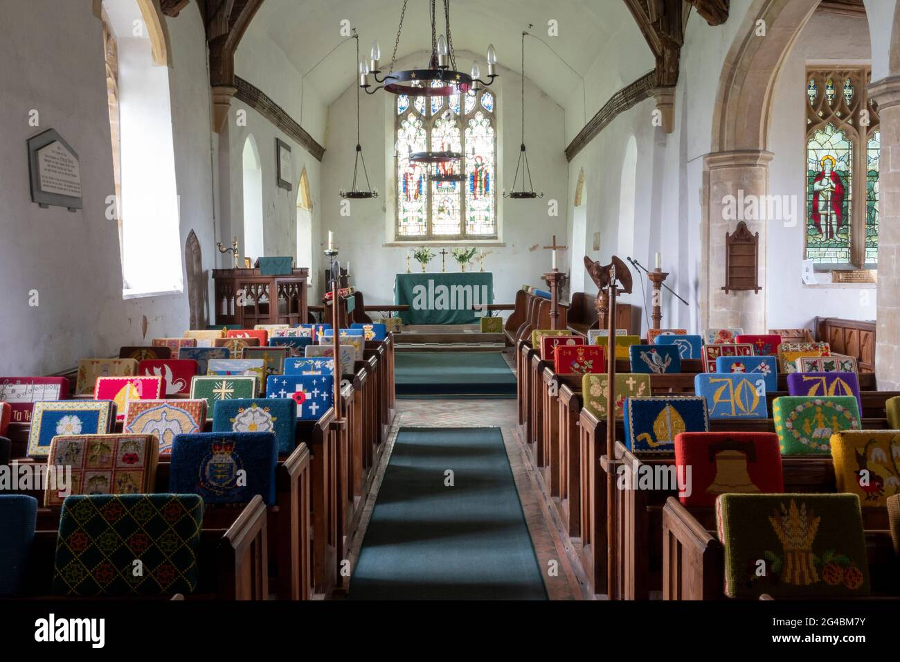 Intérieur donnant sur l'allée centrale de toute l'église Saint, Great Glemham, Suffolk, Royaume-Uni Banque D'Images