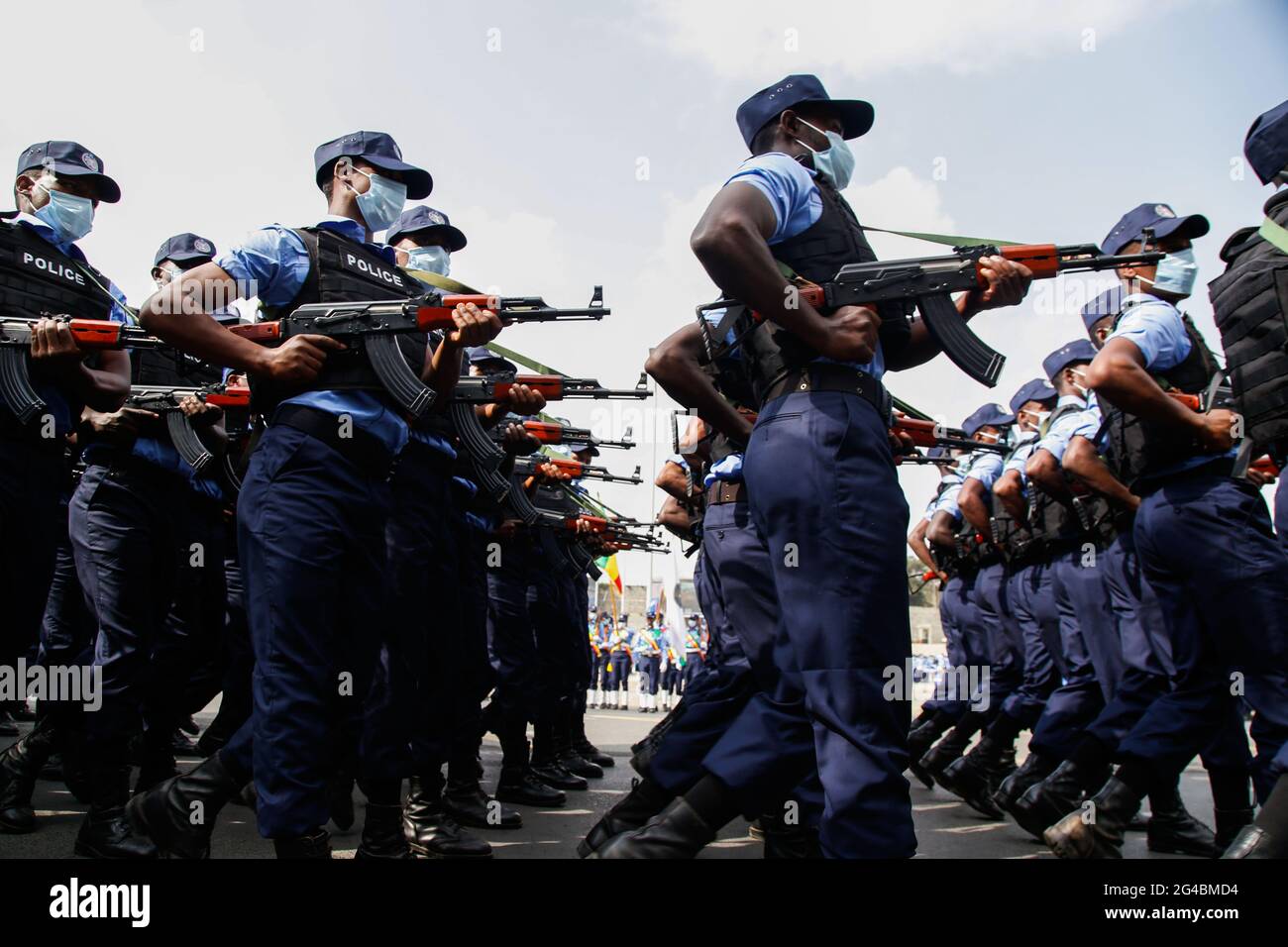 Addis-Abeba, Éthiopie. 19 juin 2021. Des policiers de la ville d'Addis-Abeba sont vus lors d'un défilé pour présenter le nouveau logo et les nouveaux uniformes de la police éthiopienne sur la place Meskel à Addis-Abeba, en Éthiopie, le 19 juin 2021. Credit: Michael Tewelde/Xinhua/Alay Live News Banque D'Images