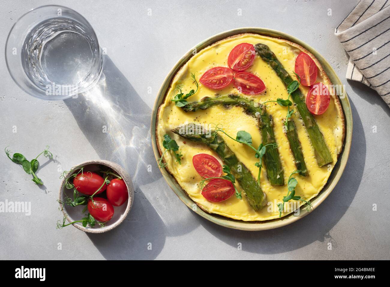 Frittata italienne avec asperges, tomates et microverts Banque D'Images