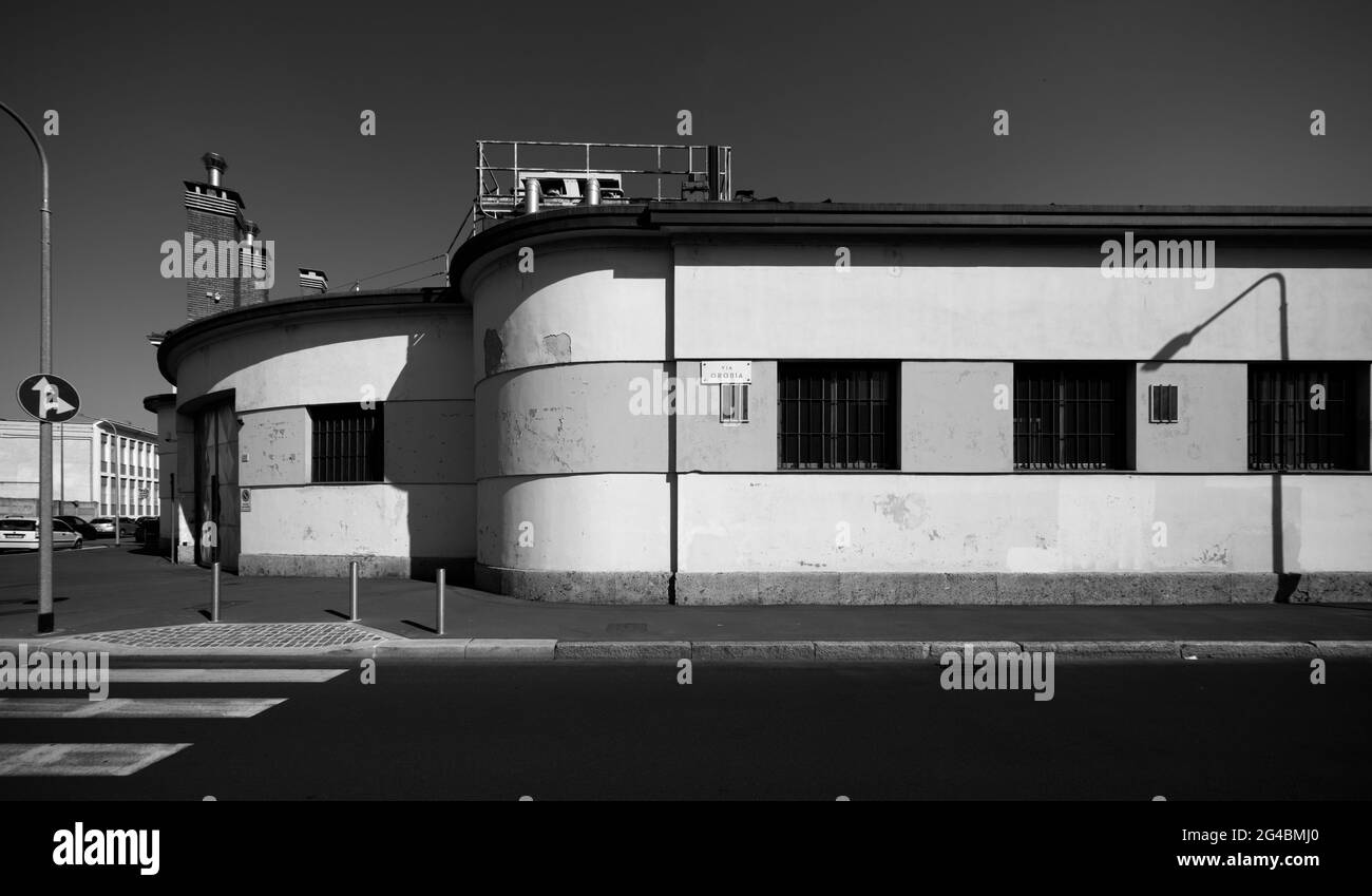 Ancienne usine dans la rue Orobia, dans la banlieue sud de Milan, Italie. Ce bâtiment a également été photographié par le ph. G. Basilico en 1978 Banque D'Images