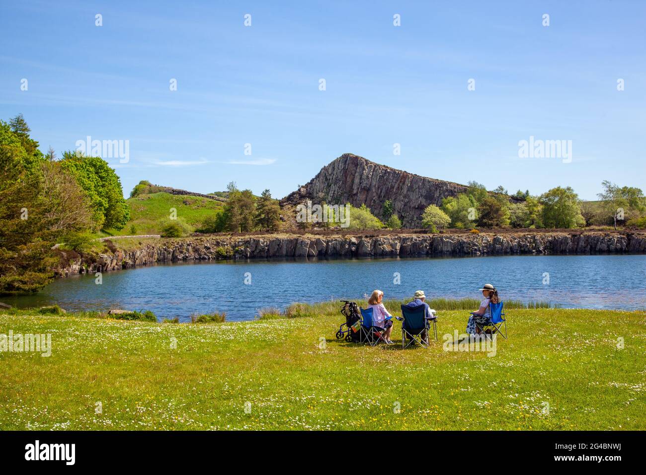 Les personnes qui pique-niquent à la carrière de Cawfields sur le sentier national de randonnée longue distance du mur d'Hadrien dans le Northumberland Angleterre Banque D'Images