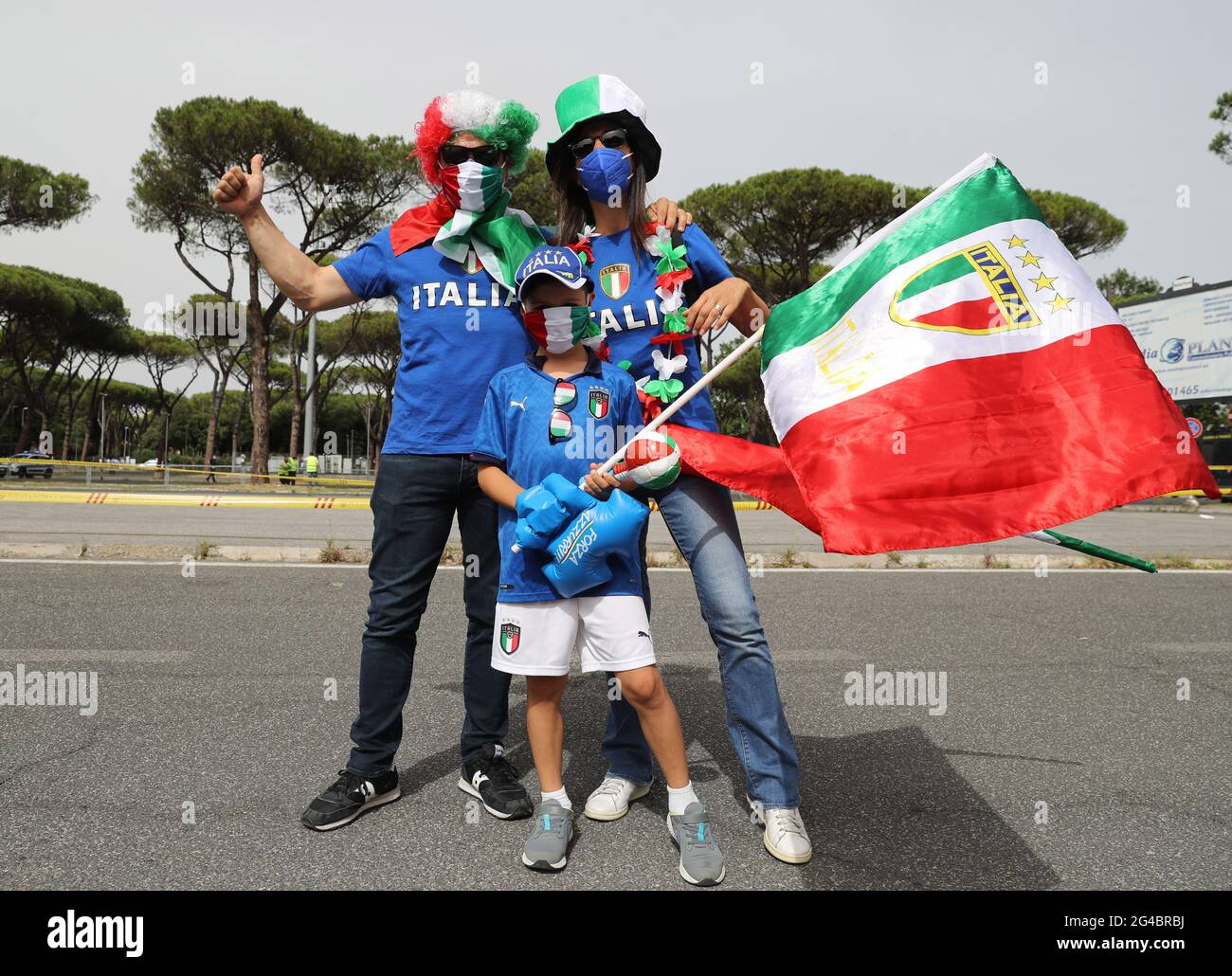 Rome, Italie, 20 juin 2021. Les fans italiens à l'extérieur du stade lors du match des Championnats d'Europe de l'UEFA au Stadio Olimpico, à Rome. Le crédit photo devrait se lire: Jonathan Moscrop / Sportimage Banque D'Images
