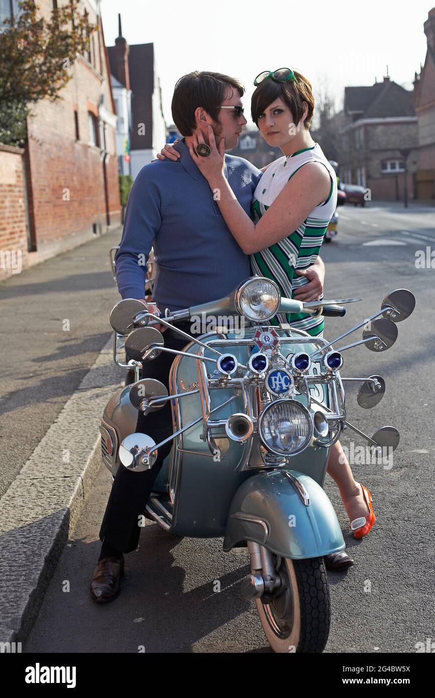 Jeune couple avec scooter à Londres, Royaume-Uni Banque D'Images