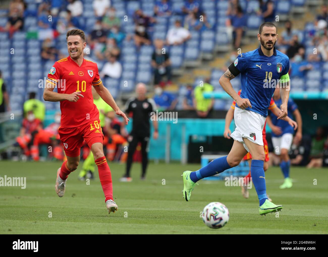 ROME, ITALIE - JUIN 20: Aaron Ramsey du pays de Galles concurrence pour le ballon avec Leonardo Bonucci de l'Italie, pendant le championnat de l'UEFA Euro 2020 Group UN match entre l'Italie et le pays de Galles au Stadio Olimpico le 20 juin 2021 à Rome, Italie. (Photo par MB Media/BPA) Banque D'Images