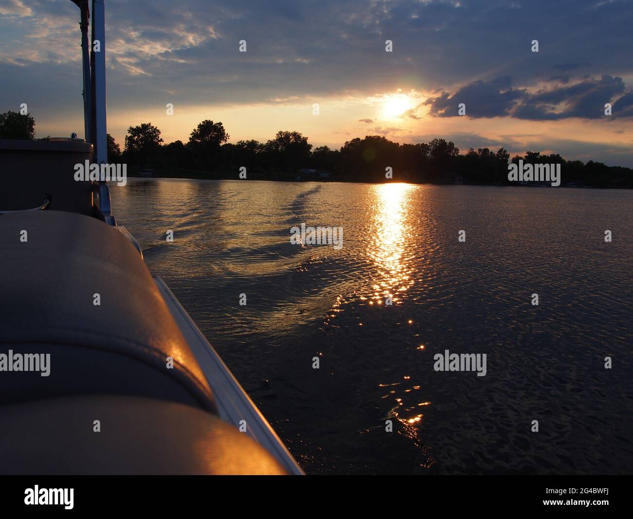 Coucher de soleil sur le lac se reflétant sur le ponton sur le lac Lansing à Haslett, mi. ÉTATS-UNIS Banque D'Images Coucher de soleil sur le lac se reflétant sur le ponton sur le lac Lansing à Haslett, mi. ÉTATS-UNIS Banque D'Images
