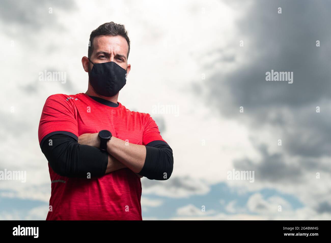 Sportif avec masque regardant l'appareil photo sérieusement. Banque D'Images