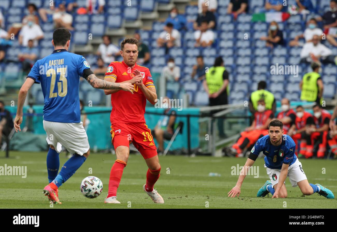 ROME, ITALIE - JUIN 20: Aaron Ramsey du pays de Galles concurrence pour le bal avec Alessandro Bastoni d'Italie, pendant le championnat de l'UEFA Euro 2020 Group UN match entre l'Italie et le pays de Galles au Stadio Olimpico le 20 juin 2021 à Rome, Italie. (Photo par MB Media/BPA) Banque D'Images