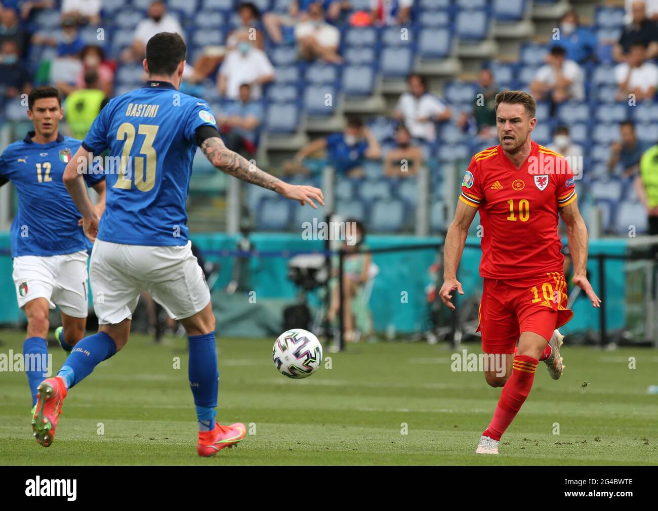 ROME, ITALIE - JUIN 20: Aaron Ramsey du pays de Galles concurrence pour le bal avec Alessandro Bastoni d'Italie, pendant le championnat de l'UEFA Euro 2020 Group UN match entre l'Italie et le pays de Galles au Stadio Olimpico le 20 juin 2021 à Rome, Italie. (Photo par MB Media/BPA) Banque D'Images