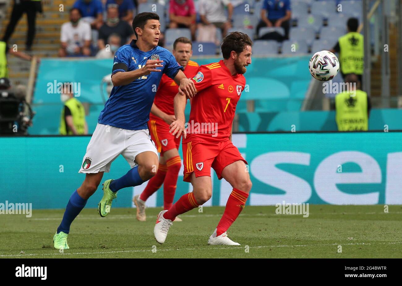 ROME, ITALIE - JUIN 20: Joe Allen du pays de Galles concurrence pour le bal avec Matteo Pessina d'Italie, pendant le championnat de l'UEFA Euro 2020 Group UN match entre l'Italie et le pays de Galles au Stadio Olimpico le 20 juin 2021 à Rome, Italie. (Photo par MB Media/BPA) Banque D'Images