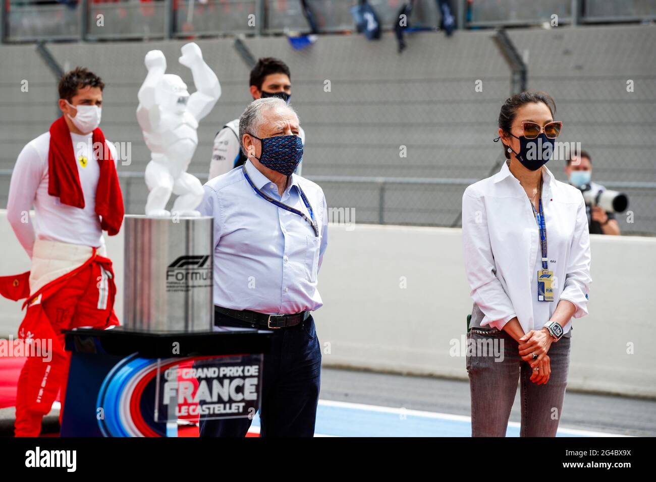 Jean Todt (FRA) Président de la FIA avec Michelle Yeoh (MAL) sur la grille. Grand Prix de France, dimanche 20 juin 2021. Paul Ricard, France. Image de pool FIA pour usage éditorial uniquement Banque D'Images