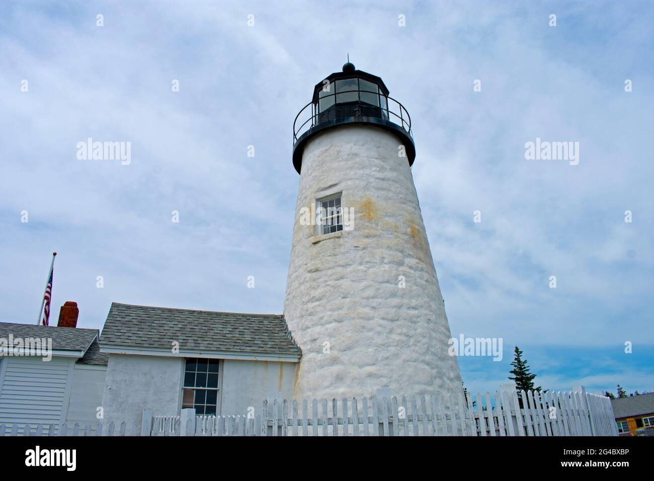 Le phare et la tour de Pemaquid se trouvent sur Pemaquid point à Bristol, dans le Maine, lors d'une journée ensoleillée à la fin du printemps -03 Banque D'Images