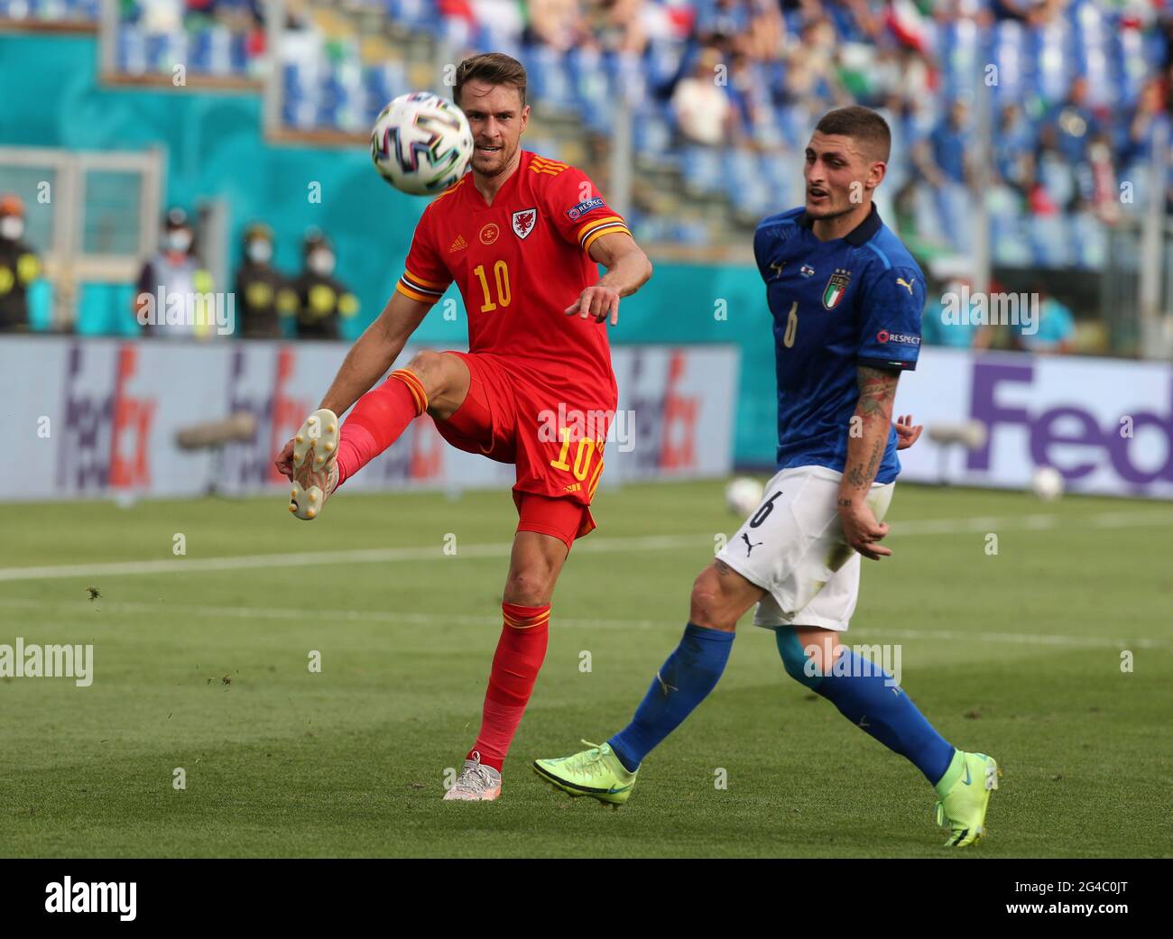 ROME, ITALIE - JUIN 20: Aaron Ramsey du pays de Galles concurrence pour le bal avec Marco Verratti d'Italie, pendant le championnat de l'UEFA Euro 2020 Group UN match entre l'Italie et le pays de Galles au Stadio Olimpico le 20 juin 2021 à Rome, Italie. (Photo par MB Media/BPA) Banque D'Images