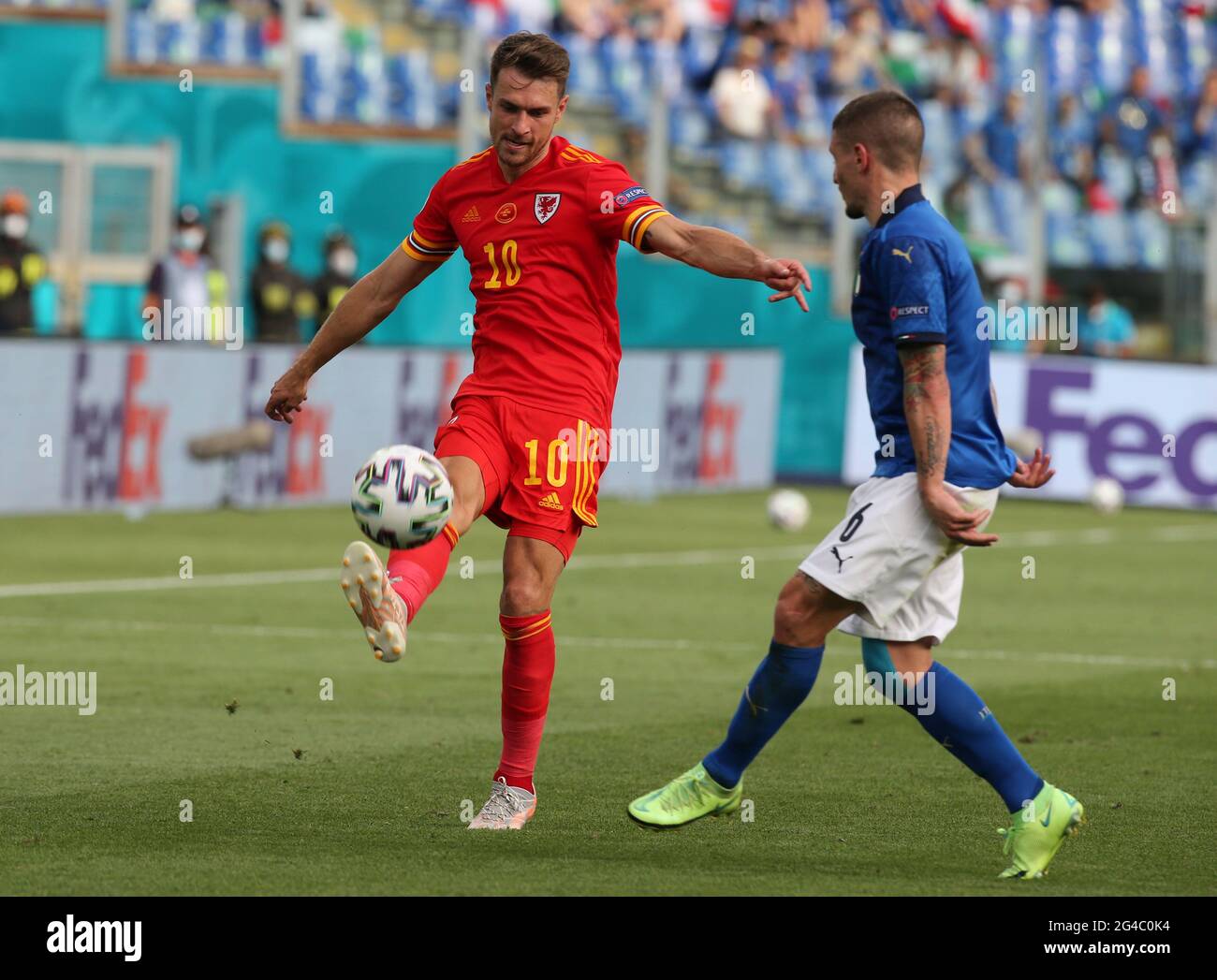 ROME, ITALIE - JUIN 20: Aaron Ramsey du pays de Galles concurrence pour le bal avec Marco Verratti d'Italie, pendant le championnat de l'UEFA Euro 2020 Group UN match entre l'Italie et le pays de Galles au Stadio Olimpico le 20 juin 2021 à Rome, Italie. (Photo par MB Media/BPA) Banque D'Images