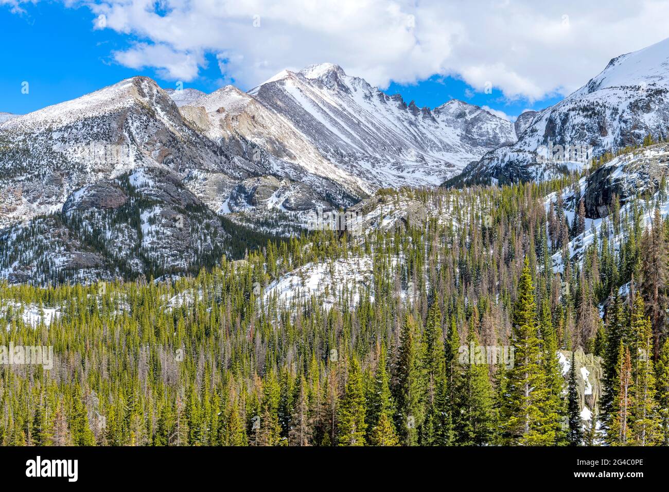 Long Peak - UNE vue ensoleillée de la journée du printemps sur les gorges accidentées de longs Peak et de Glacier gorge, vue depuis Emerald Lake Trail, dans le parc national de Rocky Mountain, Colorado, États-Unis. Banque D'Images