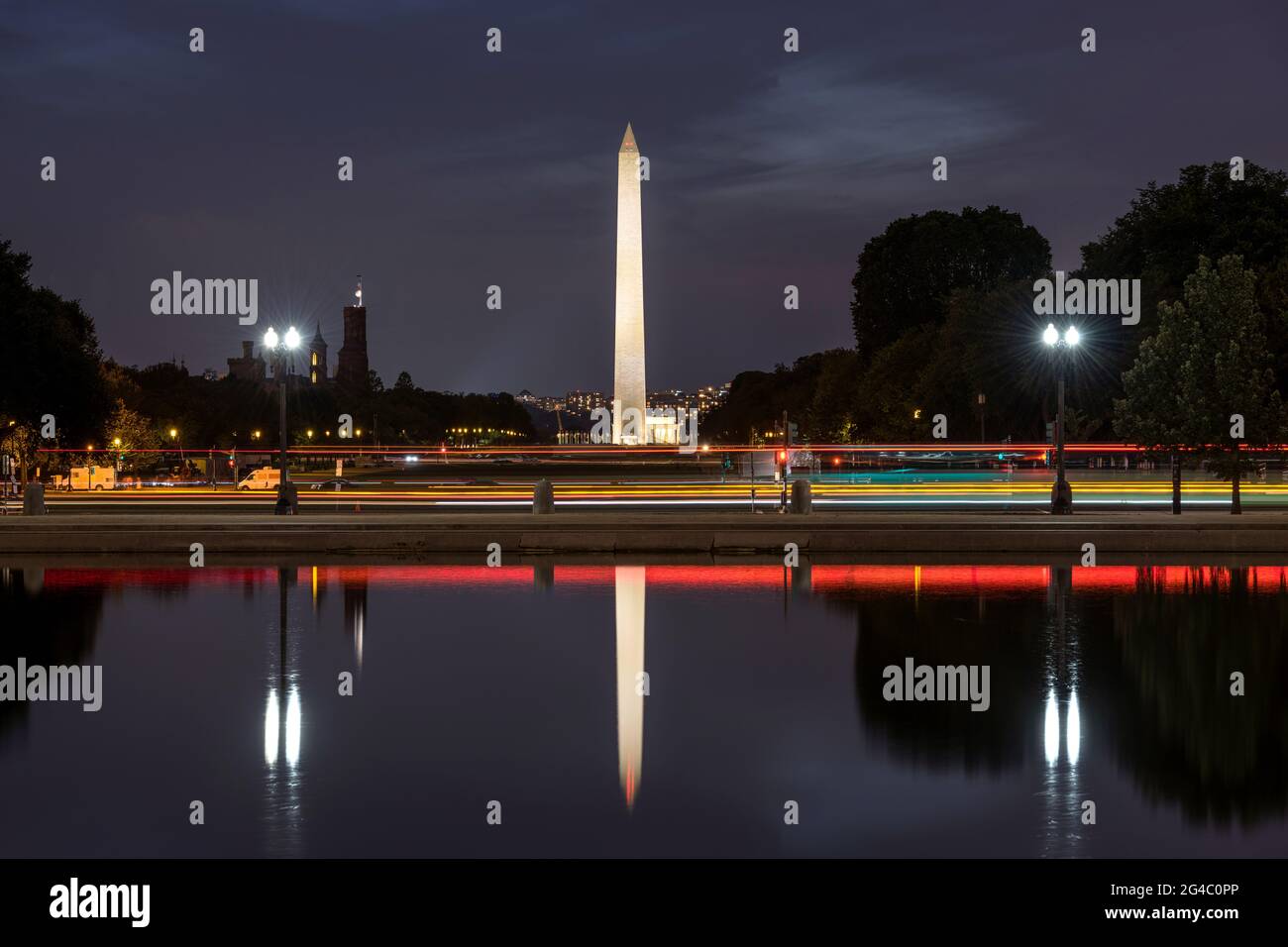 Washington Monument - UNE vue nocturne du Washington Monument se reflète dans le bassin réfléchissant du Capitole. Washington, D.C., États-Unis. Banque D'Images