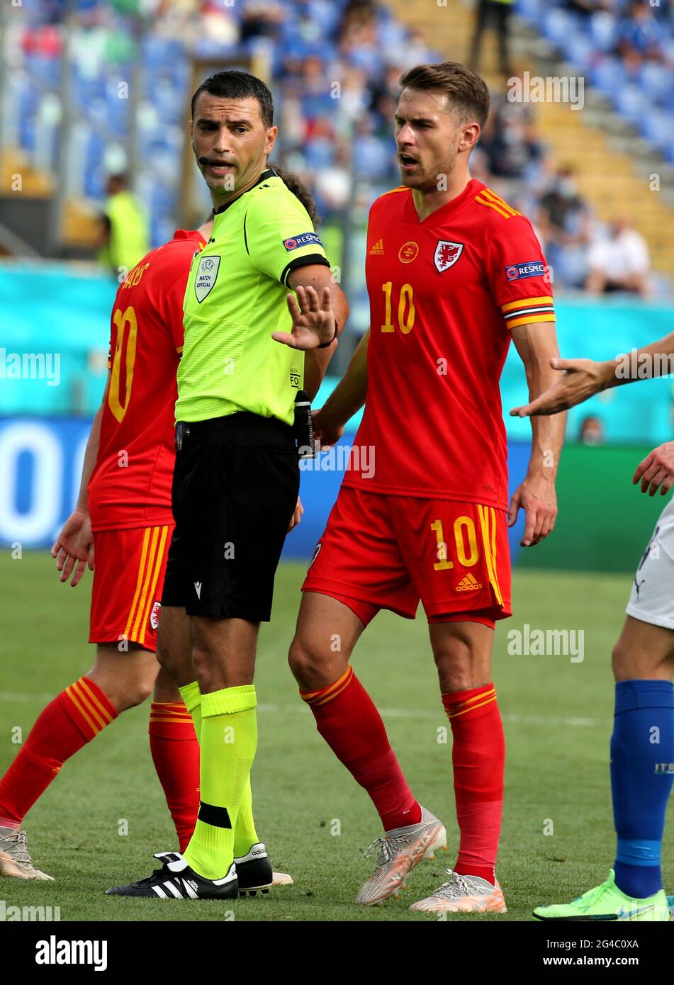 ROME, ITALIE - JUIN 20: Aaron Ramsey du pays de Galles fait valoir avec l'arbitre Ovidiu Hategane, lors du championnat de l'UEFA Euro 2020 Group UN match entre l'Italie et le pays de Galles au Stadio Olimpico le 20 juin 2021 à Rome, Italie. (Photo par MB Media/BPA) Banque D'Images