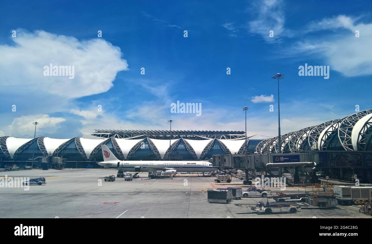 BANGKOK THAÏLANDE - 2018 NOVEMBRE : vue sur l'aéroport de Suvarnabhumi, parking pour avions à la porte d'embarquement, liaison à la porte avec pont à jets. Banque D'Images