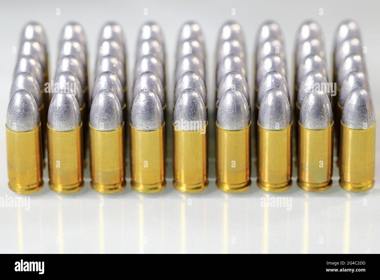 lot de balles 9mm parabellum LRN ( nez rond de plomb ) isoler sur fond blanc  Photo Stock - Alamy