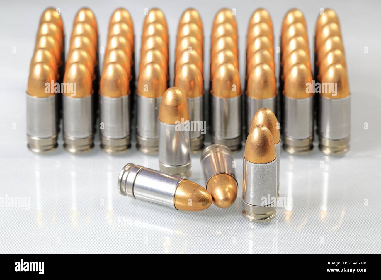 paquet de 9mm parabellum FMJ (gaine entièrement métallique) isoler sur fond blanc Banque D'Images