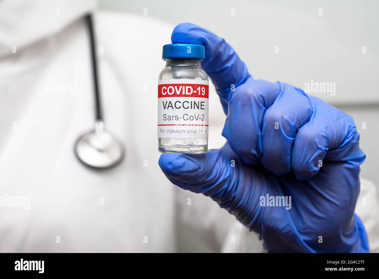 Flacon de vaccin contre le coronavirus dans la main du médecin. Le médecin en costume PPE tient le flacon de vaccin COVID-19. Concept de vaccination, vaccination, vaccin dans Banque D'Images