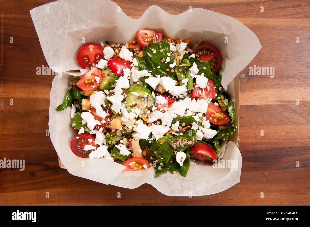 Une salade d'été biologique saine et fraîche à la ferme, avec quinoa et pois chiches, feta, épinards et tomate Banque D'Images