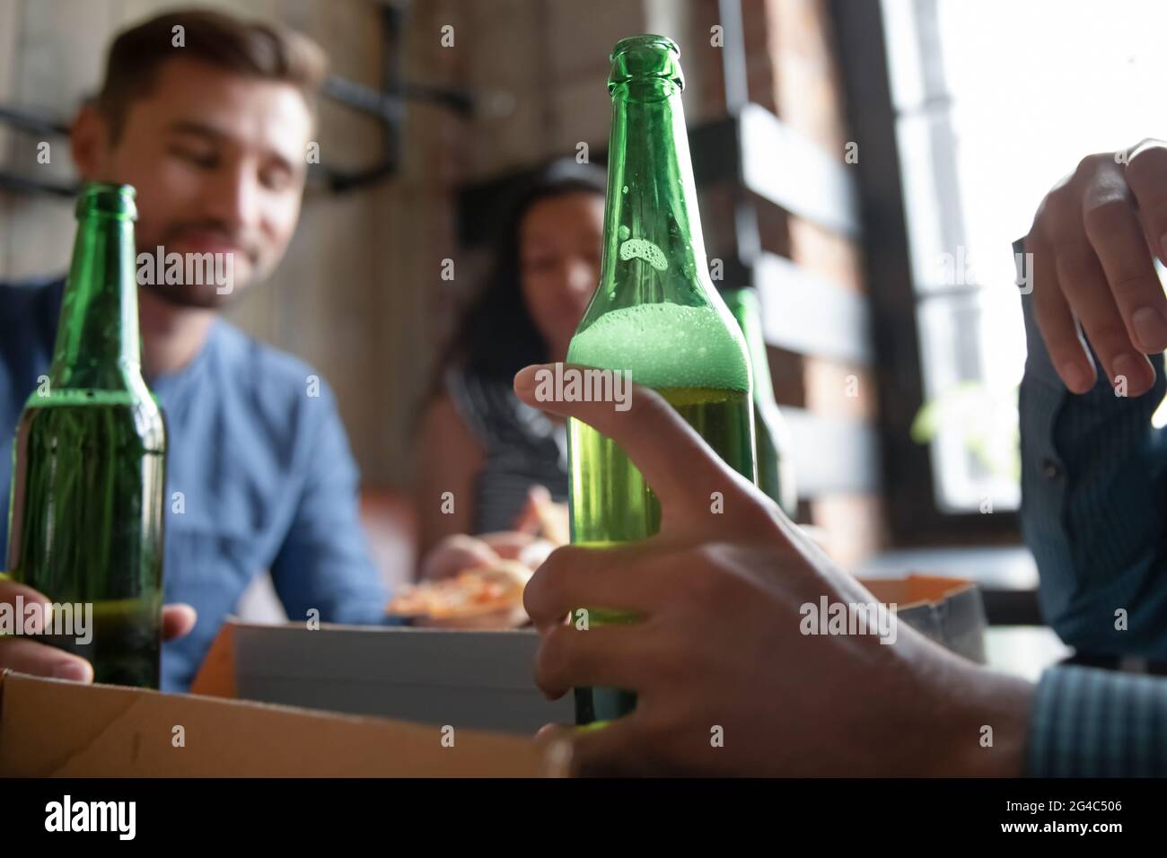 Gros plan sur la bouteille de bière dans la main masculine. Banque D'Images