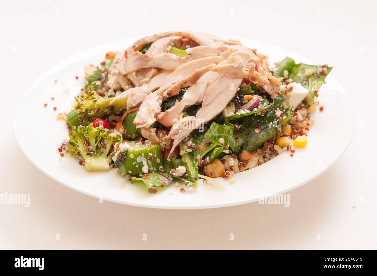 Un gros plan de salade de poulet fraîche de la ferme avec quinoa et pois chiches, feta épinards et tomate Banque D'Images
