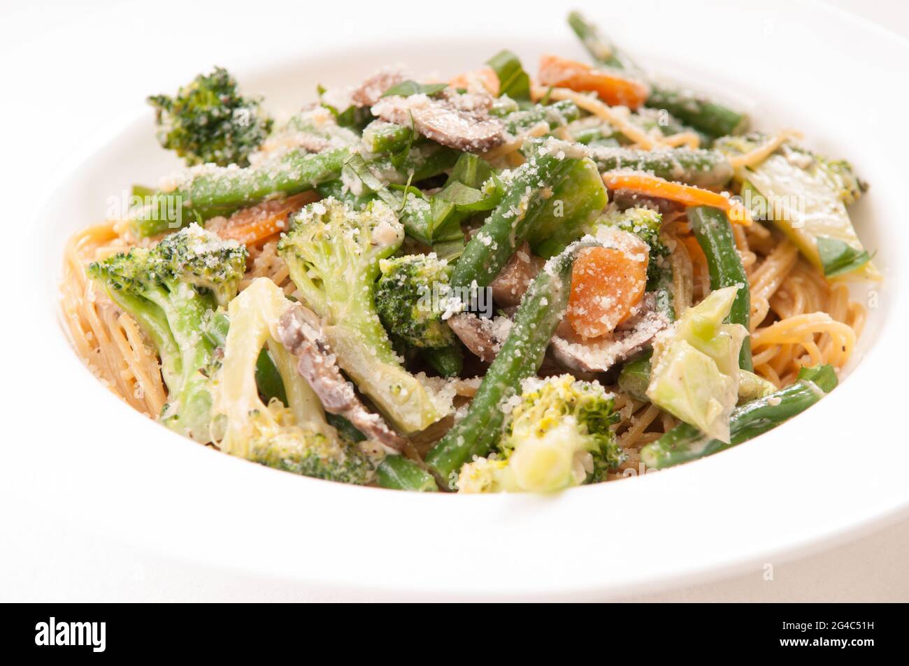 Une portion de pâtes de légumes à base de produits frais de la ferme dans une sauce alfredo et du parmesan Banque D'Images