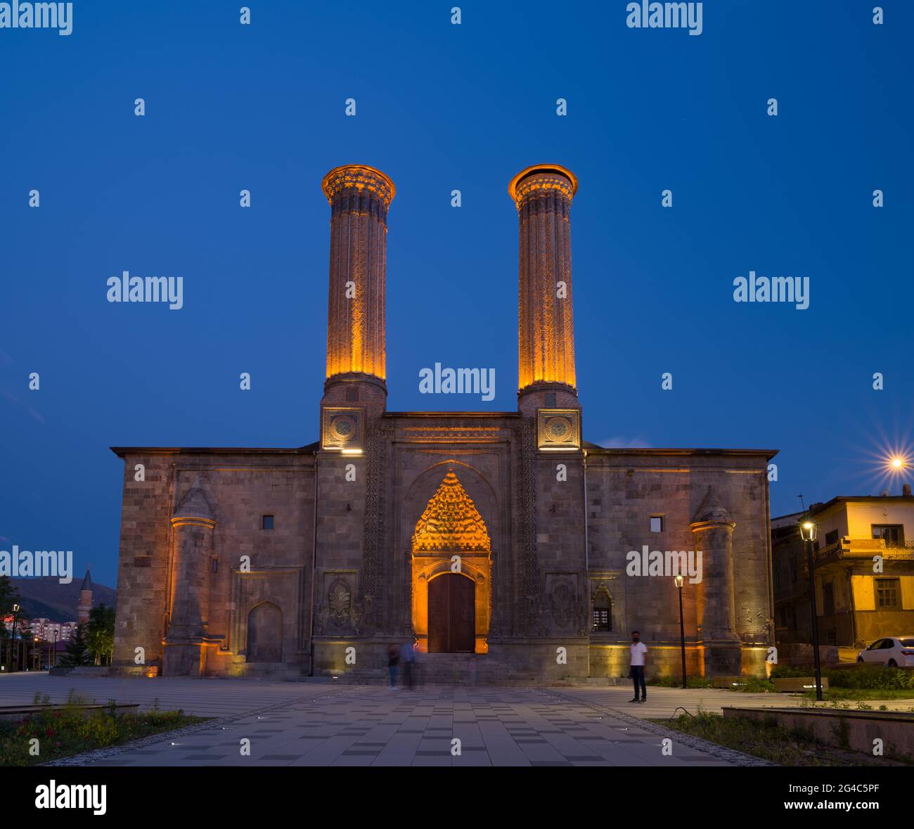 Le Minaret double Madrasah (turc; Çifte Minareli Medrese) est un monument architectural de la fin de la période Seljuk dans la ville d'Erzurum, Turquie. Banque D'Images