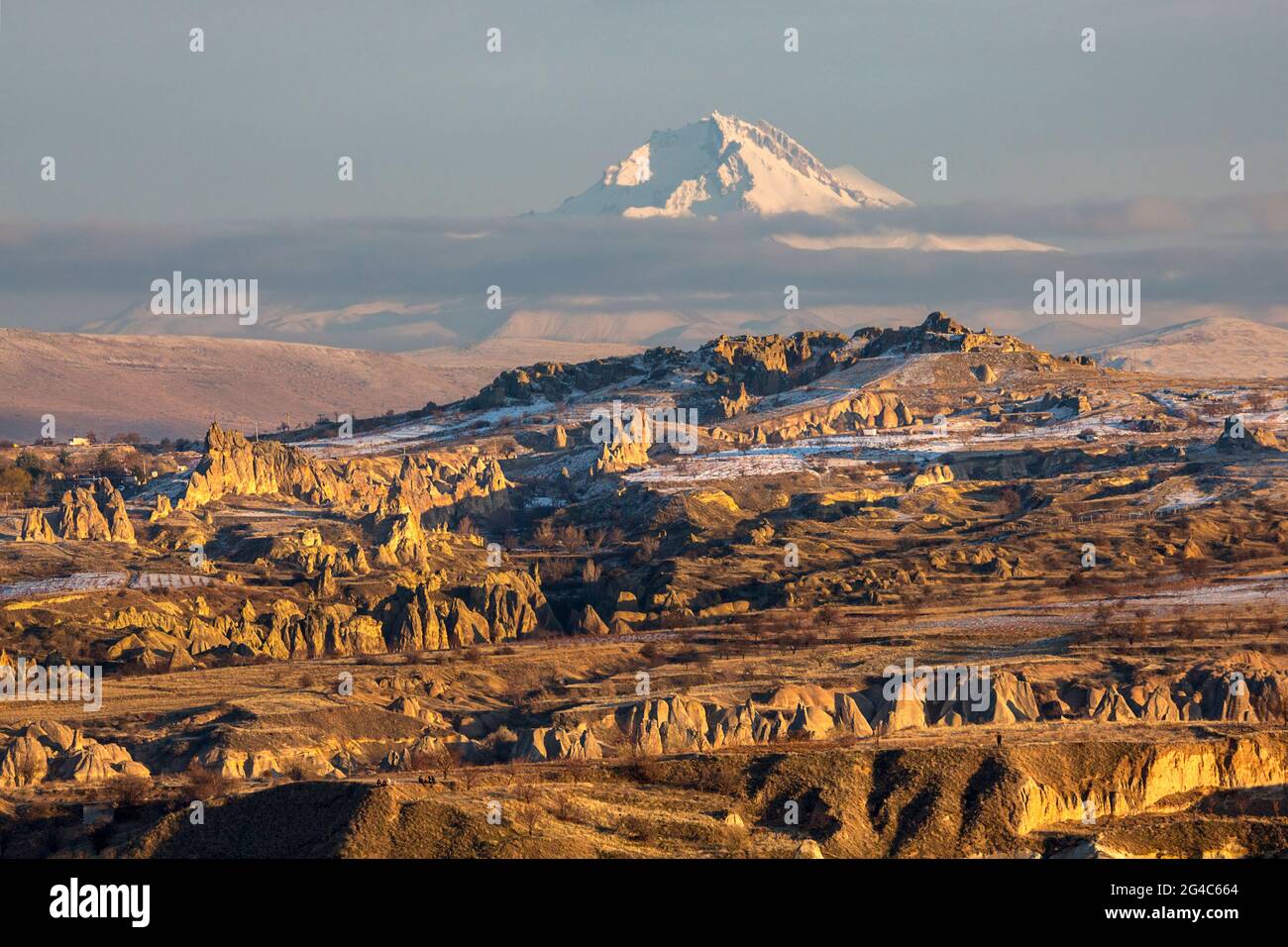 Formations rocheuses volcaniques avec le volcan Erciyes en arrière-plan, Goreme, Cappadoce, Turquie Banque D'Images